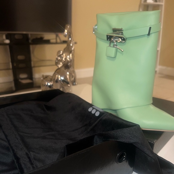 Perfect.Brand new never worn.Box and dust bag included.Offer’s accepted. - Picture 4 of 4